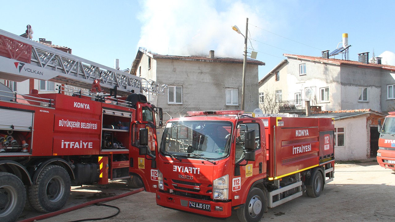 Konya'da bir evin çatısında yangın çıktı