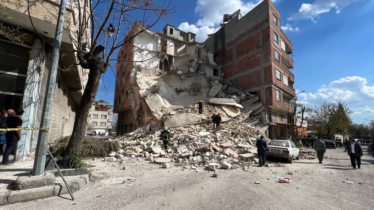 Ağır hasarlı 4 katlı bina çöktü