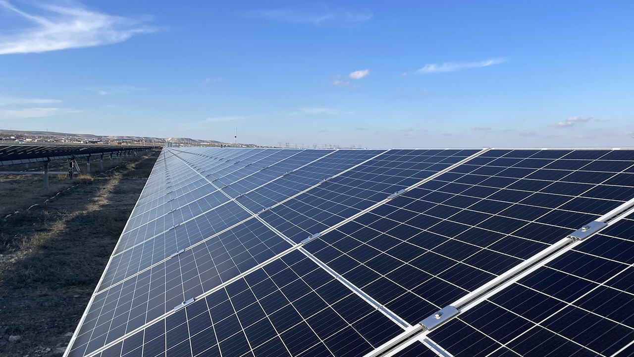 Konya’daki güneş santrali tam kapasite elektrik üretimine başladı