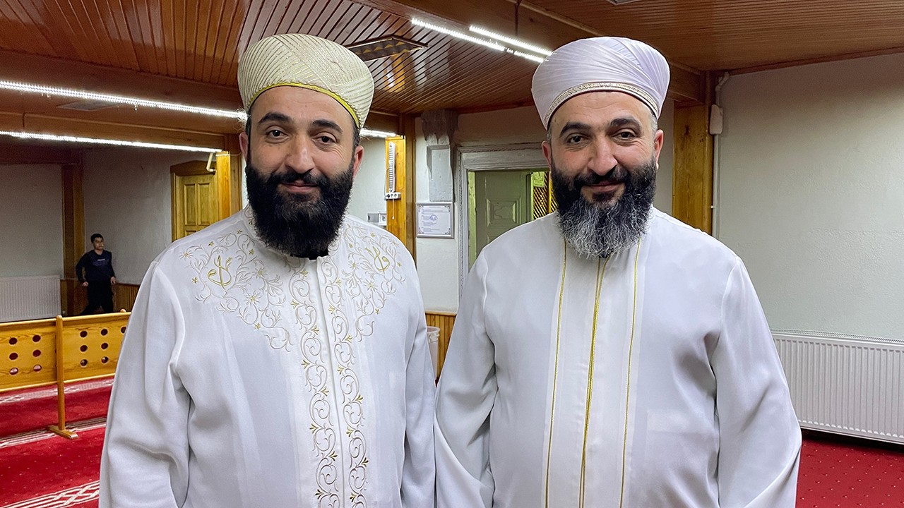 Tarihi camide hatimle teravih geleneğini ikiz imamlar sürdürüyor