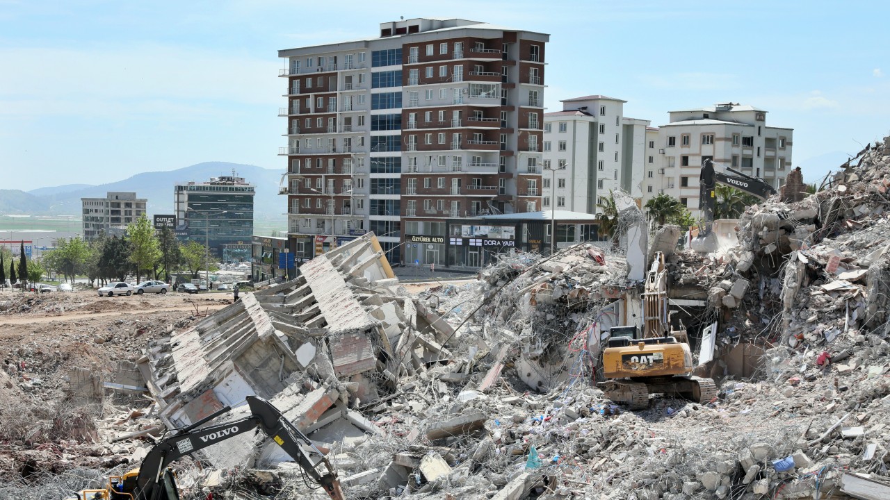 Kahramanmaraş’ta ağır hasar alan binalar kontrollü şekilde yıkılıyor