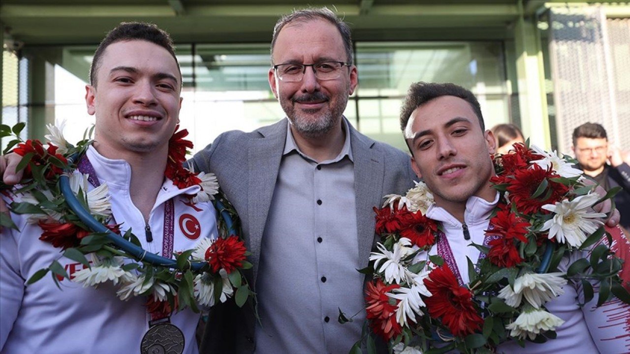Bakan Kasapoğlu, Avrupa Cimnastik Şampiyonası'ndan dönen Türk sporcuları karşıladı