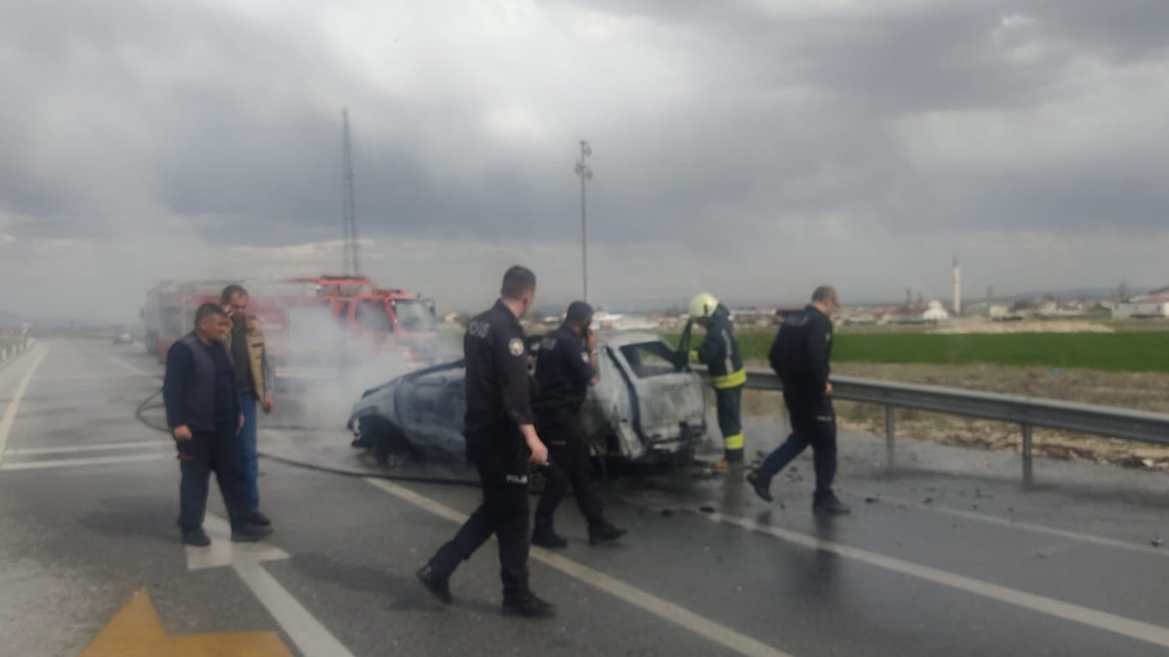 Konya’da bariyerlere çarpan otomobil alev aldı! Aynı aileden 4 kişi yaralandı