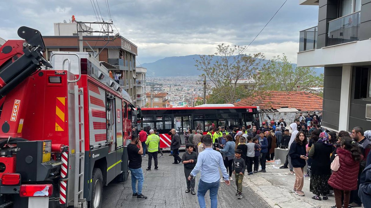 Belediye otobüsü duvara çarptı: 10 kişi yaralandı