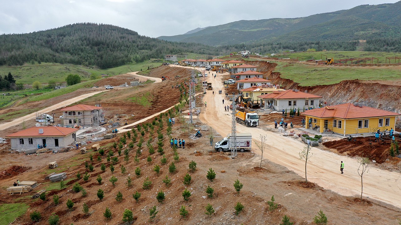 Nurdağı'ndaki köy tipi afet evlerine son dokunuşlar yapılıyor