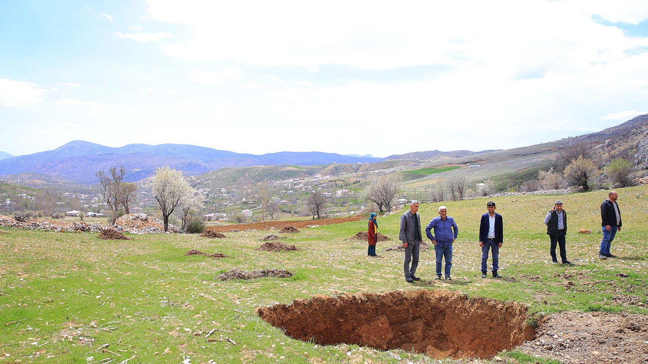 Depremin ardından tarım arazisinde obruk oluştu