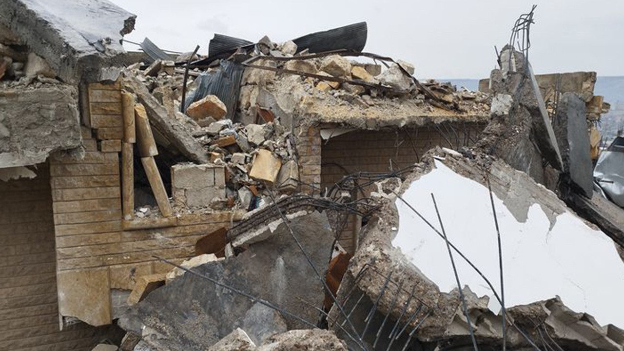Depremde kızlarını kaybeden aileyi 