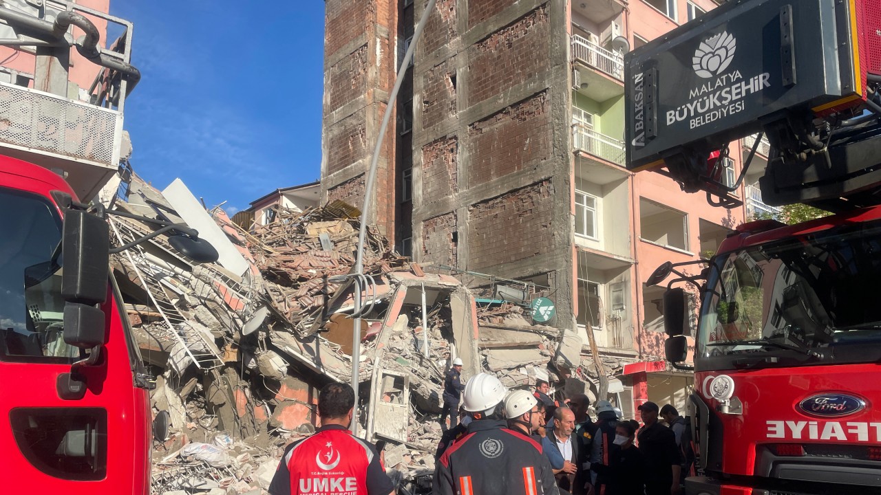 Malatya’da ağır hasarlı bina çöktü