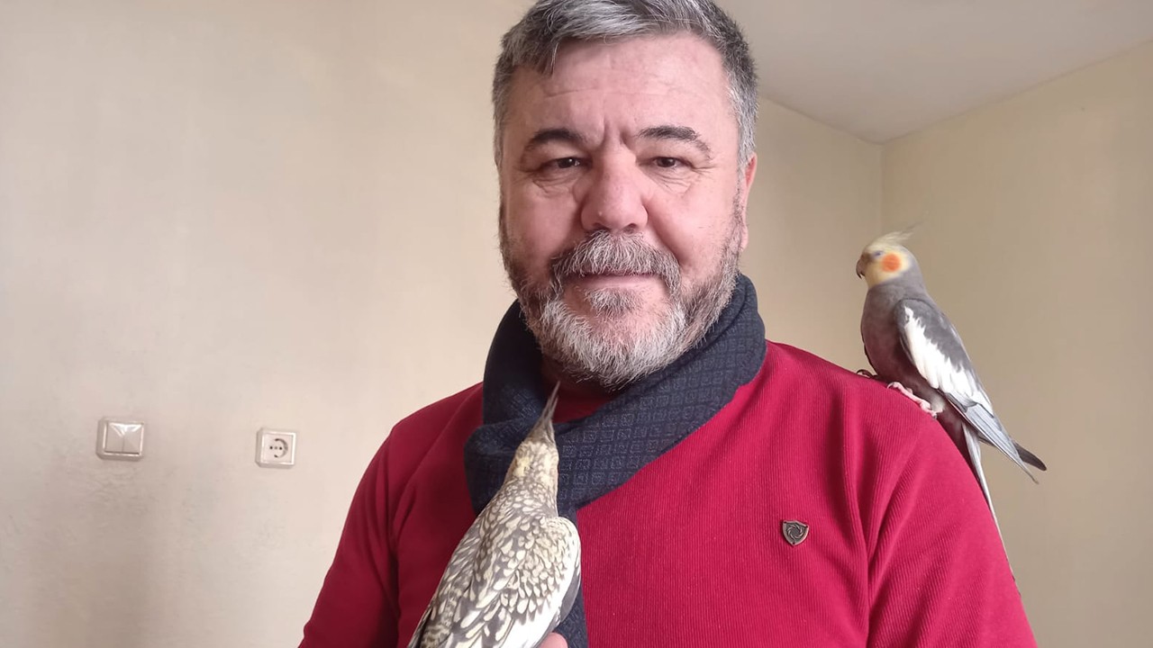 Konya'da yaşayan profesör evinde 10 papağan besliyor