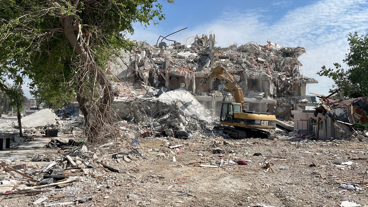 Hatay'da bina yıkım ve enkaz kaldırma çalışmaları devam ediyor