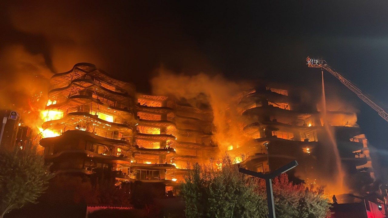 İzmir Narlıdere'de büyük site yangını 