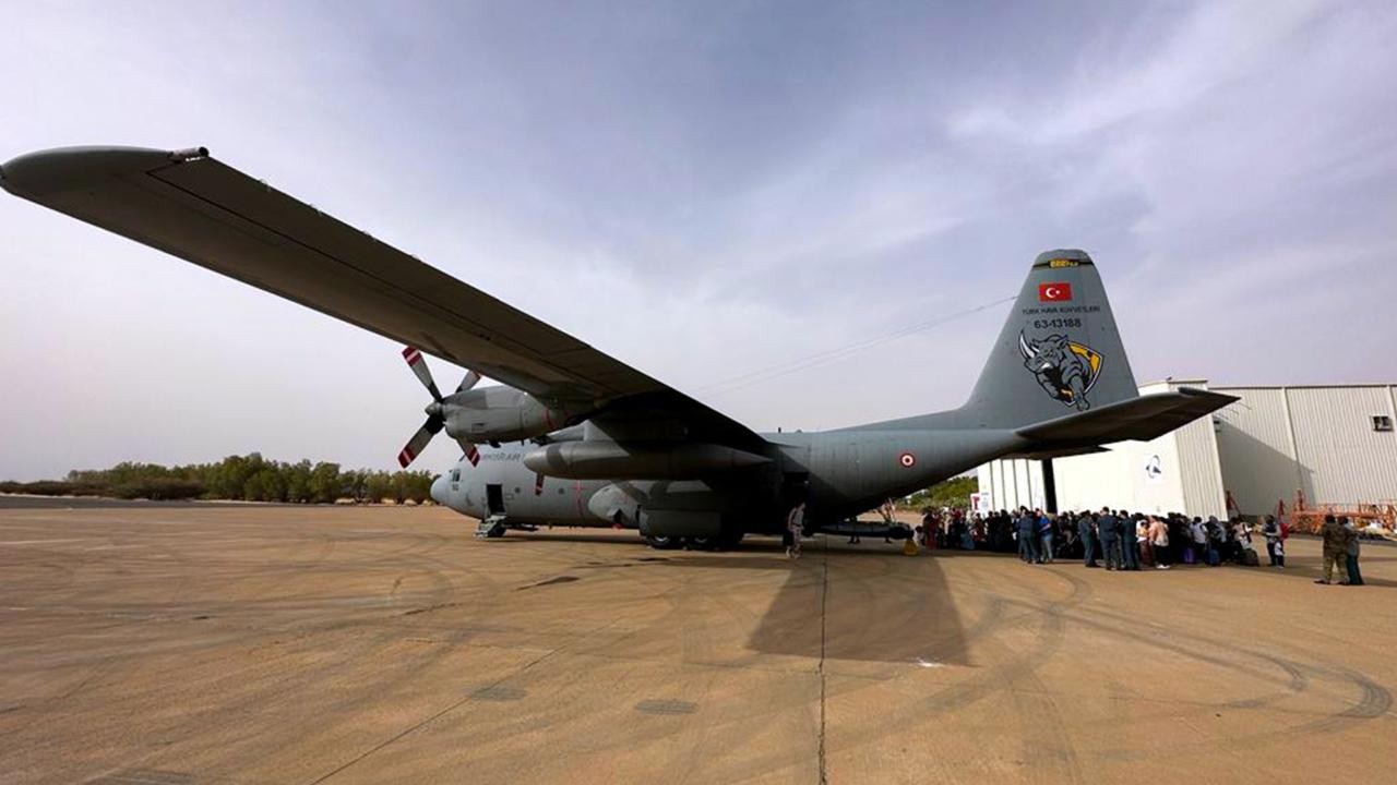 Sudan’dan askeri uçakla tahliye edilen 101 kişi Türkiye’ye geldi