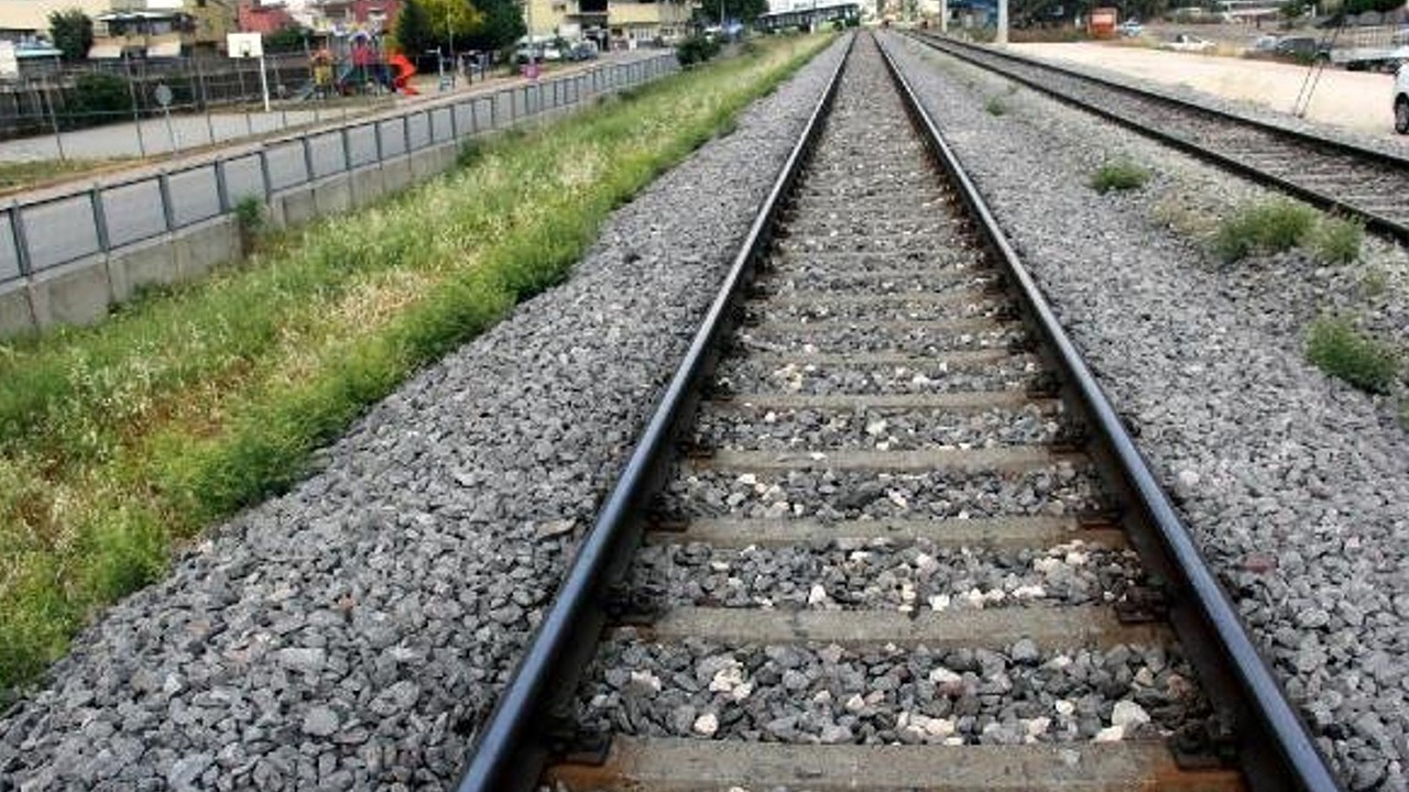 Trenin çarptığı 16 yaşındaki çocuk öldü