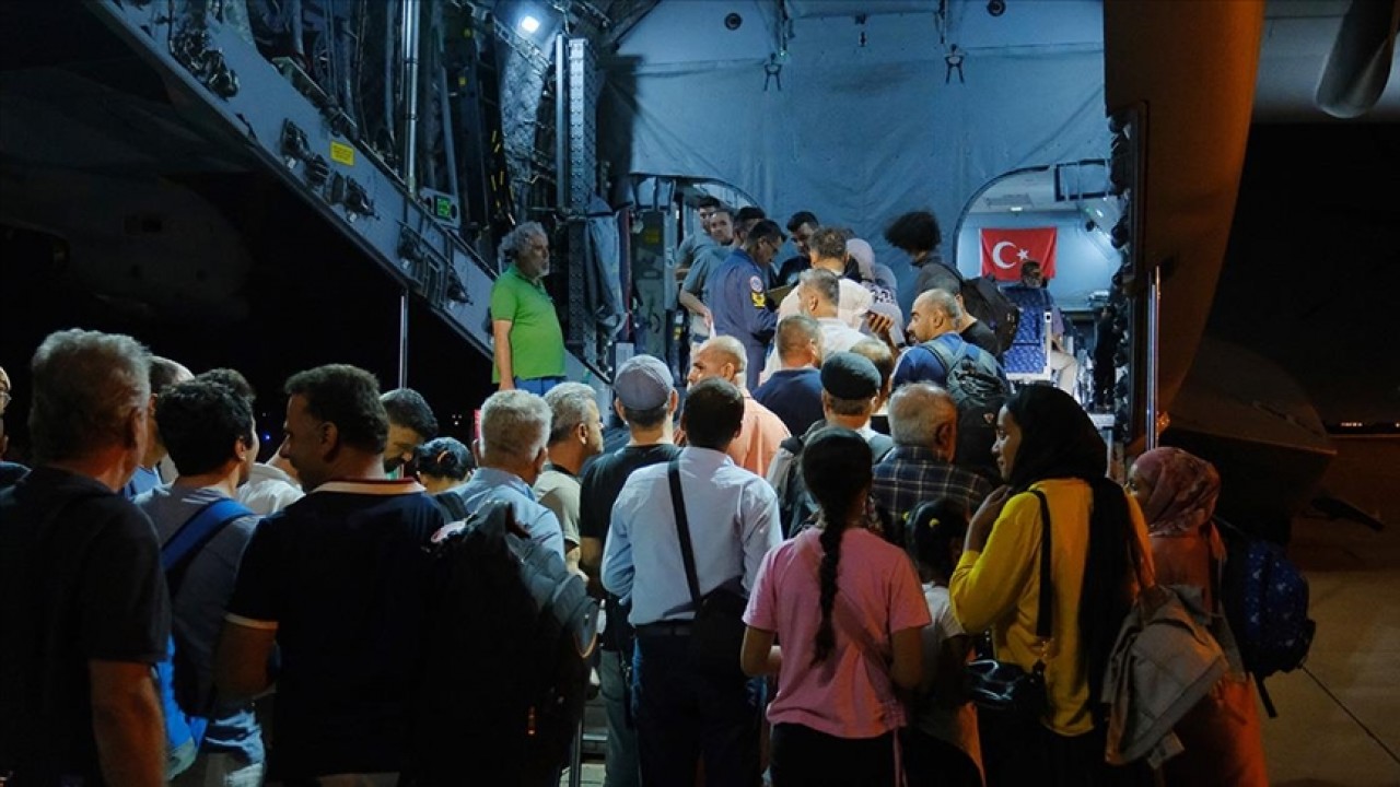 Sudan’dan tahliye edilen Türk vatandaşları Ankara’ya getirildi