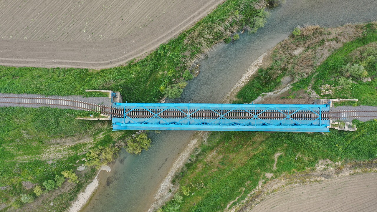 Kahramanmaraş’ta depremin etkisiyle kayan demir köprü görüntülendi
