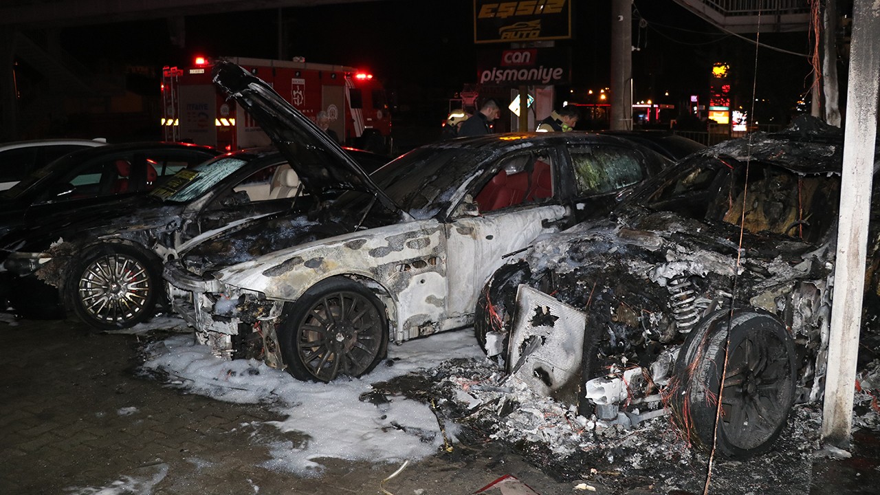 Oto galeride yangın çıktı:4 otomobil zarar gördü
