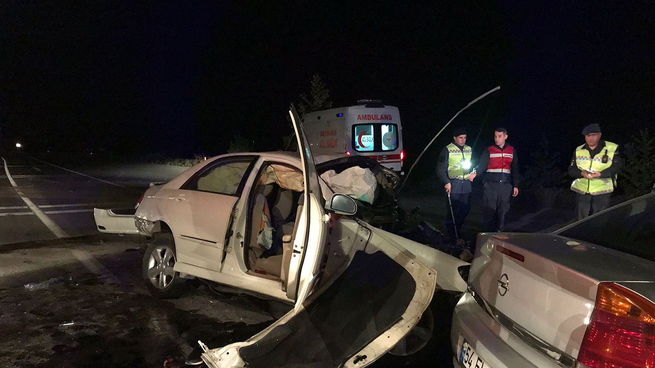 Feci kaza! İki otomobil çarpıştı: 3 kişi öldü, 2 kişi yaralandı