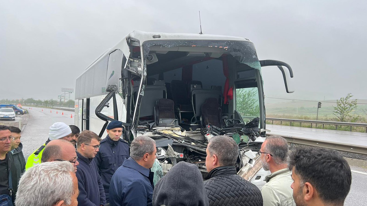 Lise öğrencilerini taşıyan tur otobüsü tıra çarptı:33 kişi yaralı