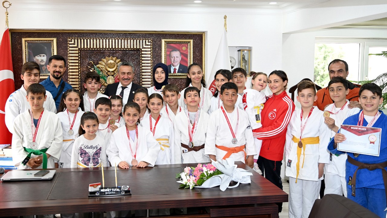 Şampiyonlardan Başkan Tutal’a ziyaret