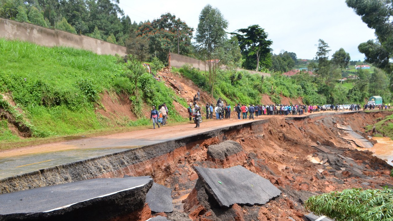 Aşırı yağış toprak kaymasına neden oldu!18 kişi hayatını kaybetti