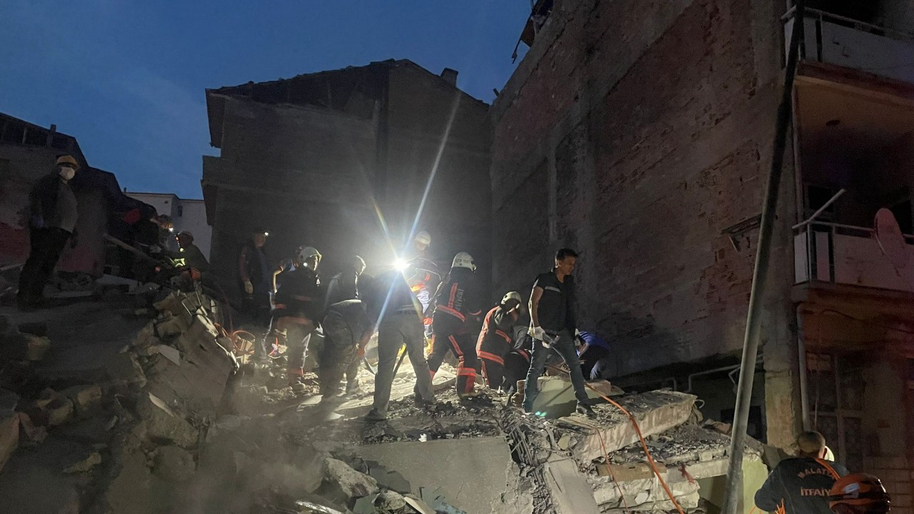 Malatya’daki çöken binanın enkazında 1 kişi hayatını kaybetti