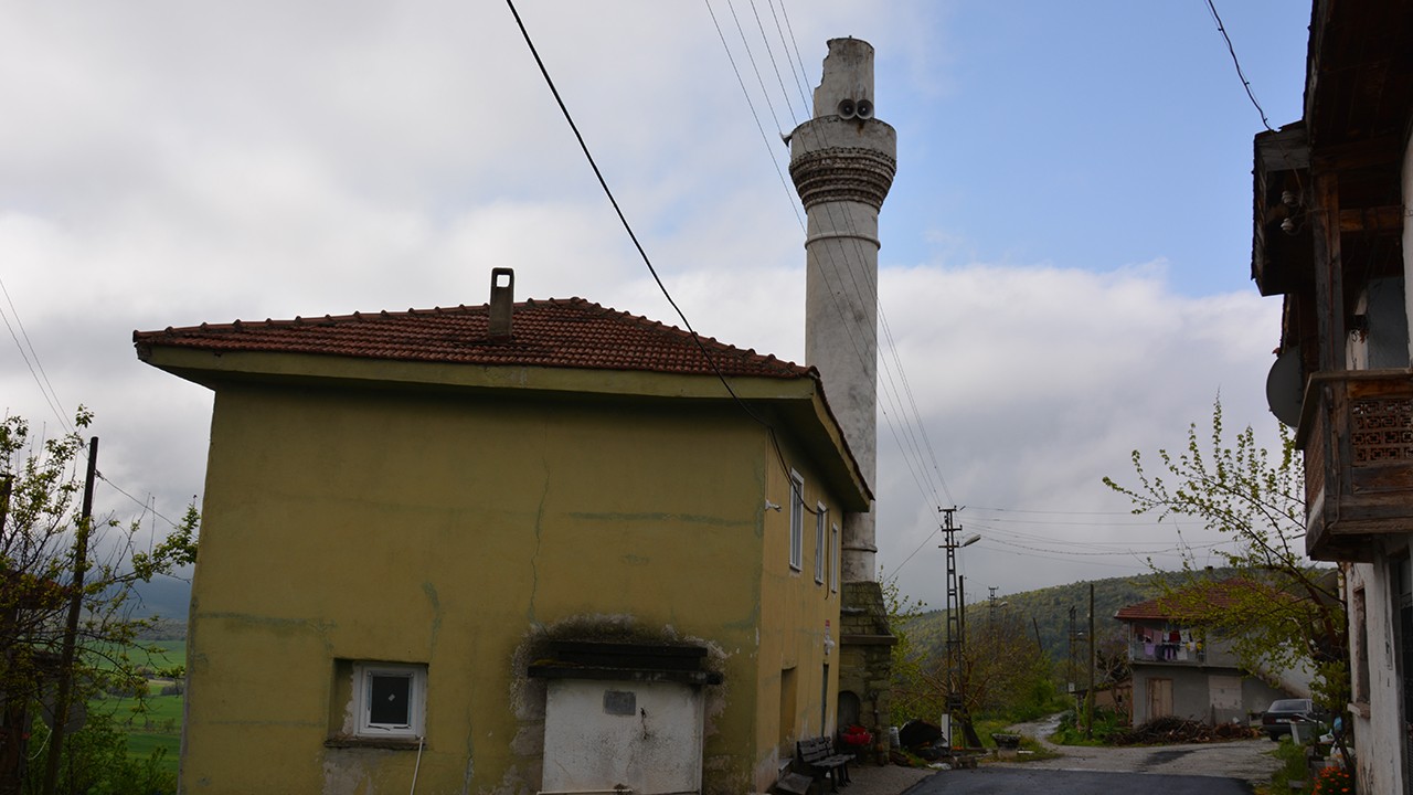 Yıldırım isabet eden minarenin külahı caminin çatısına devrildi