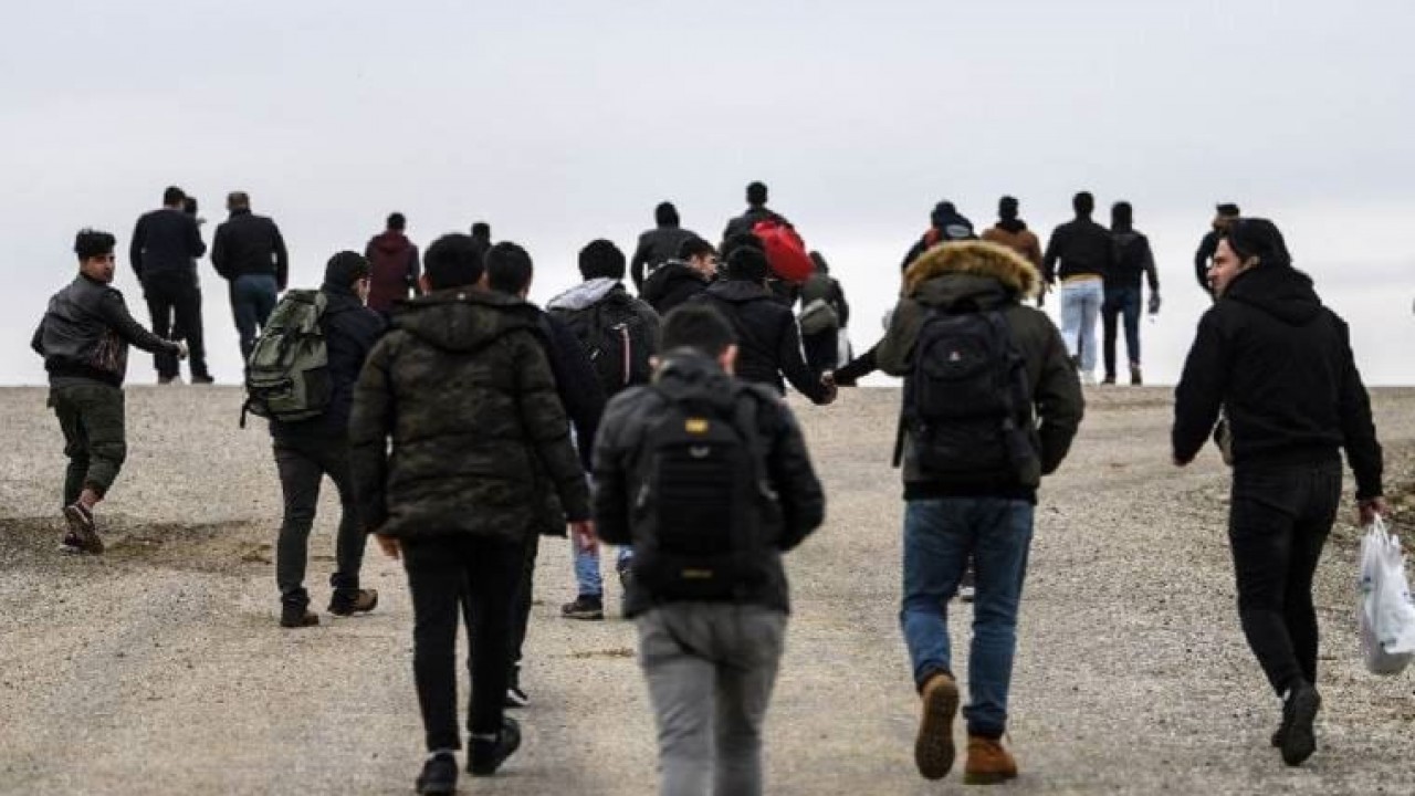 Bir haftada 1390 düzensiz göçmen sınır dışı edildi