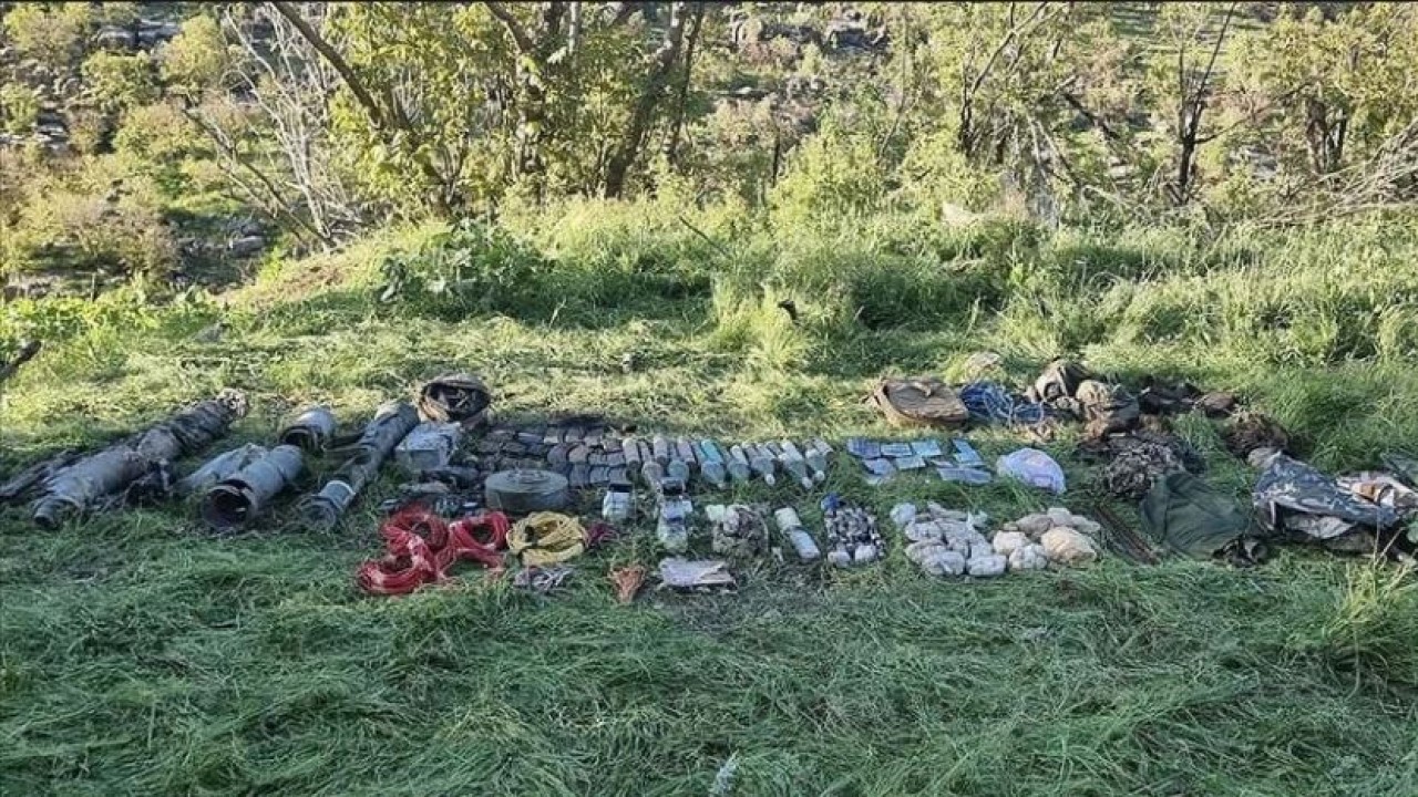 Pençe-Kilit bölgesinde teröristlere ait silah ve mühimmat ele geçirildi