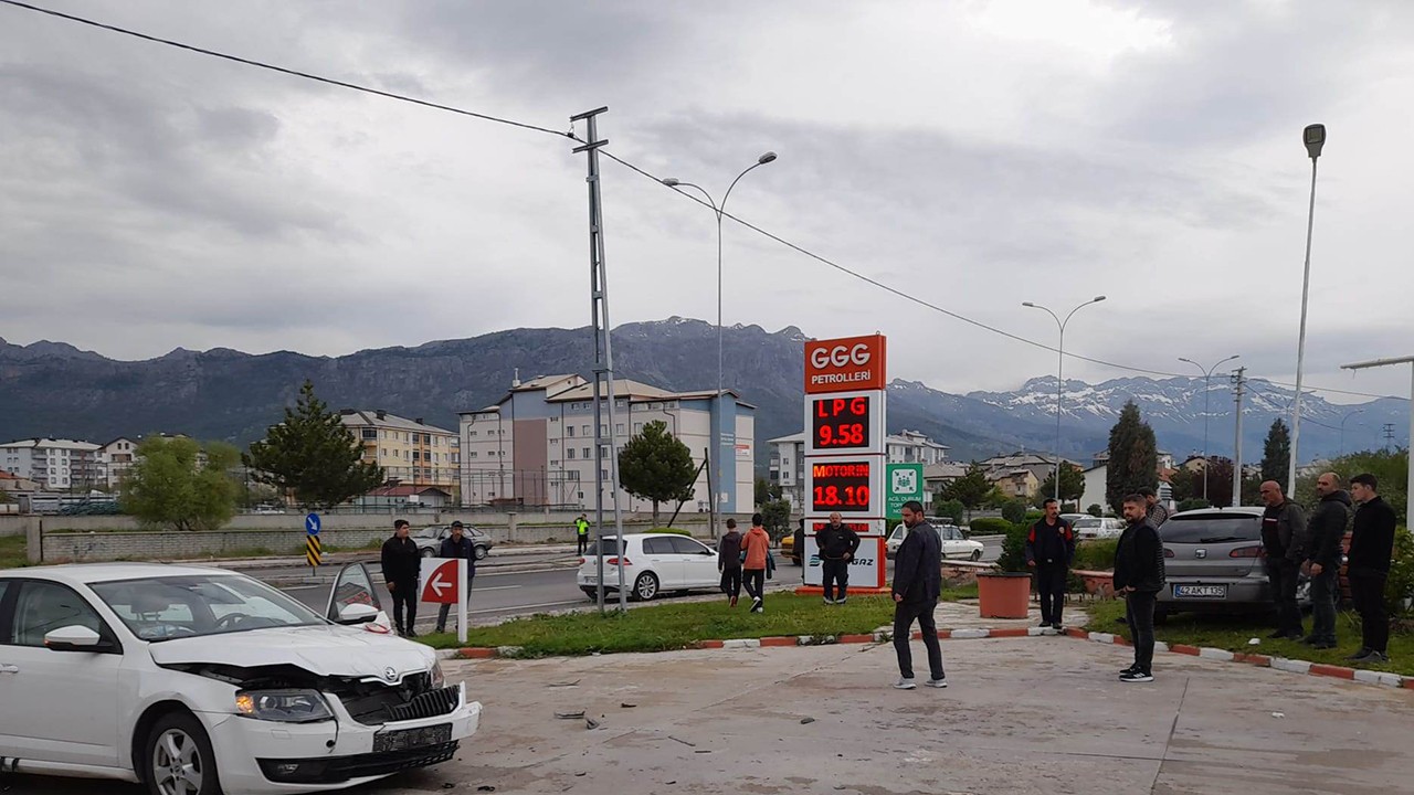 Konya’da iki otomobil çarpıştı: 5 kişi yaralandı