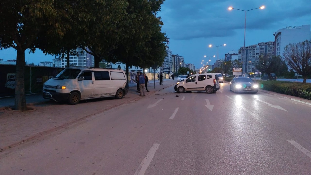 Konya’da hafif ticari araç ile minibüs çarpıştı: 2 yaralı