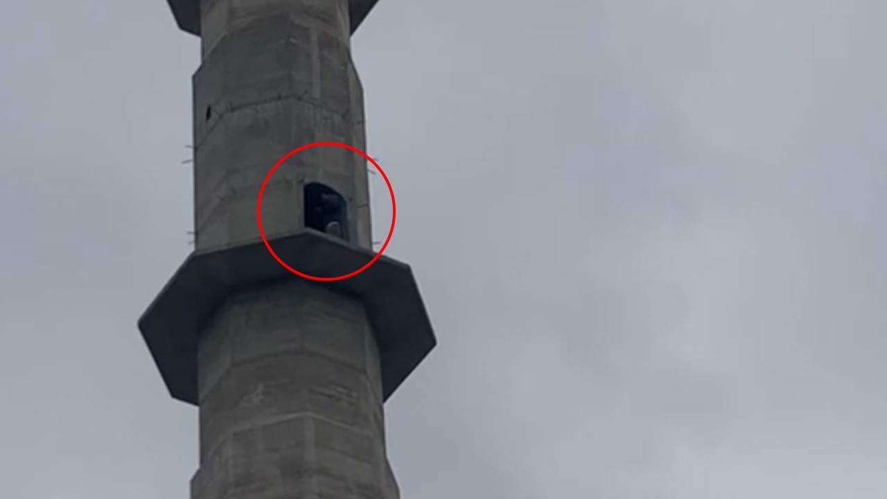 Konya'da minareye çıkan şahıs polisi harekete geçirdi 