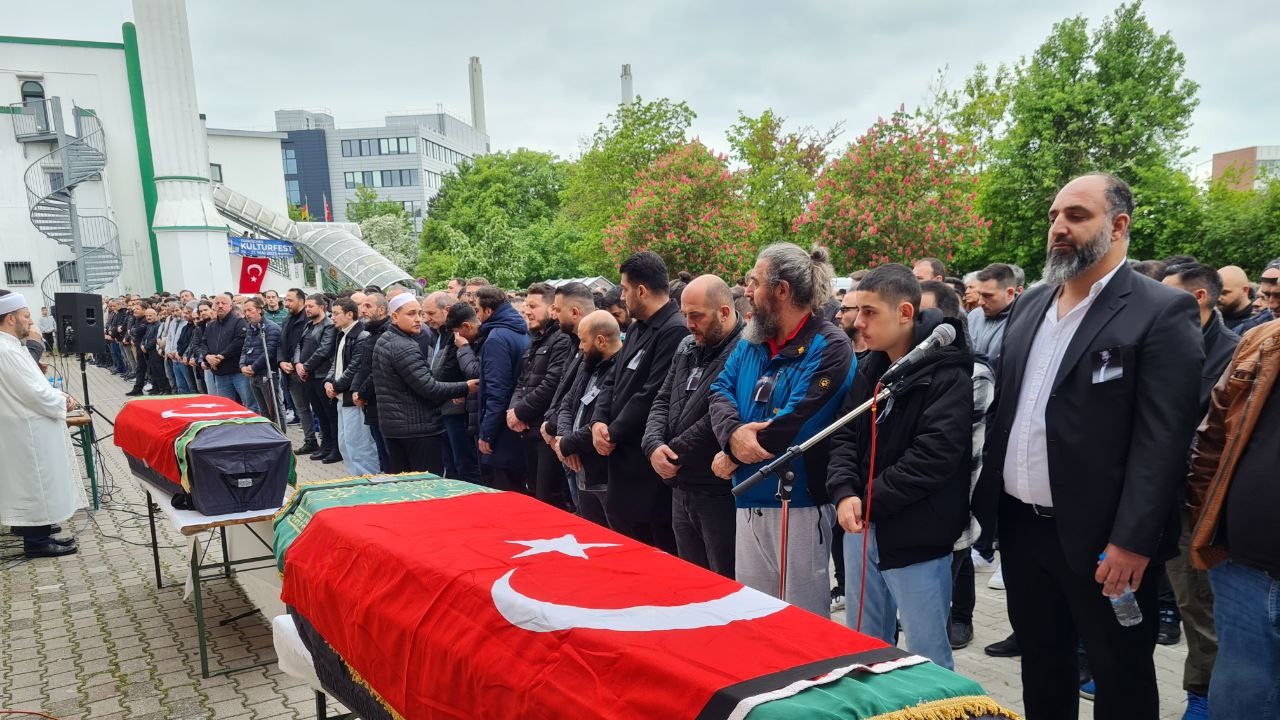 Almanya’daki silahlı saldırıda yaşamını yitiren iki Türk işçinin cenazeleri Türkiye’ye gönderildi