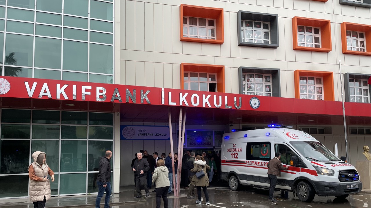 54 yaşındaki adam oy kullandığı sırada kalp krizi geçirdi