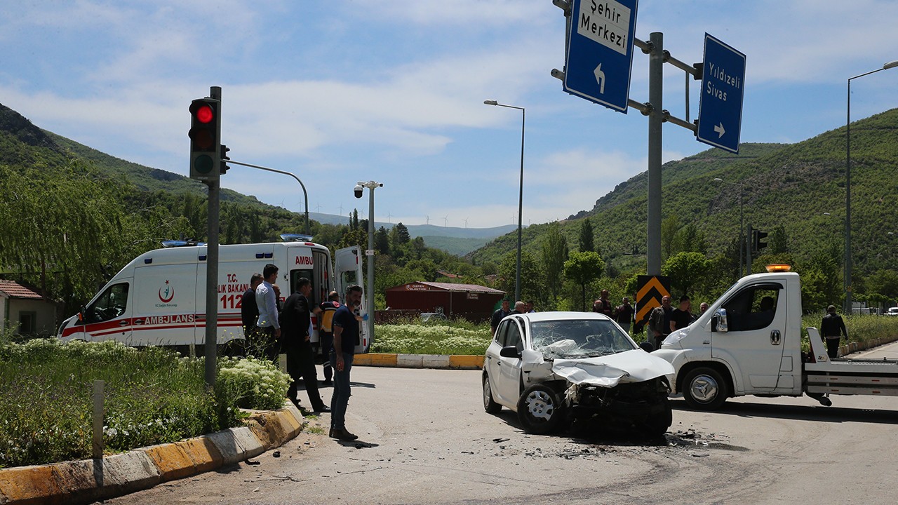 Kamyonet ile otomobil çarpıştı:7 kişi yaralandı