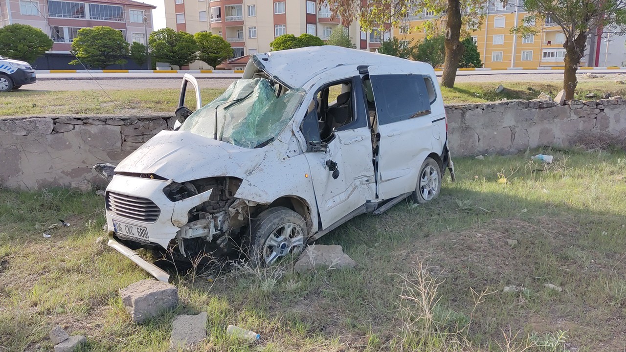 Konya'da kontrolden çıkan araç önce köpeğe sonra bahçe duvarına çarptı: Sürücü yaralandı