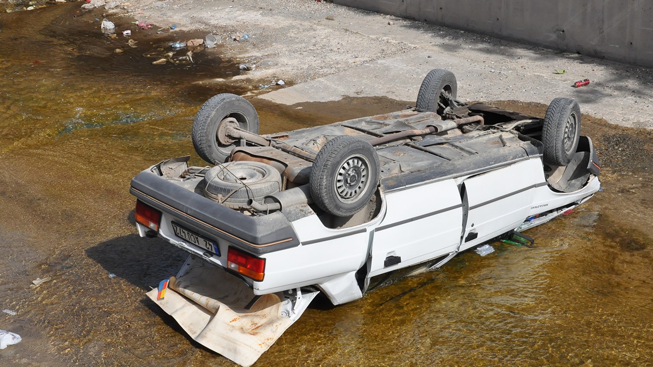 Konya’da otomobil kanala düştü: 2 kişi yaralandı