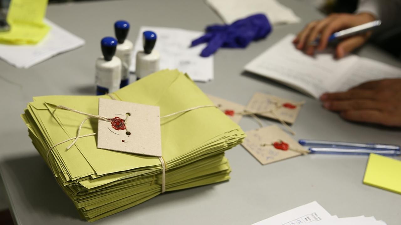 Yurt dışında ve gümrüklerde,  yurt dışı seçmen kütüğünde kayıtlı olanlar oy kullanabiliyor