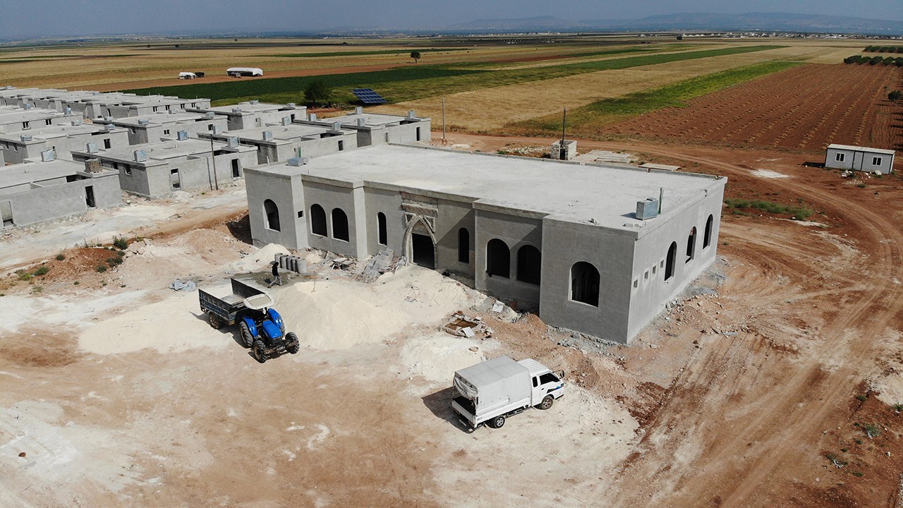 Suriyelilerin eve dönüşü için briket ev yapımları hızla devam ediyor