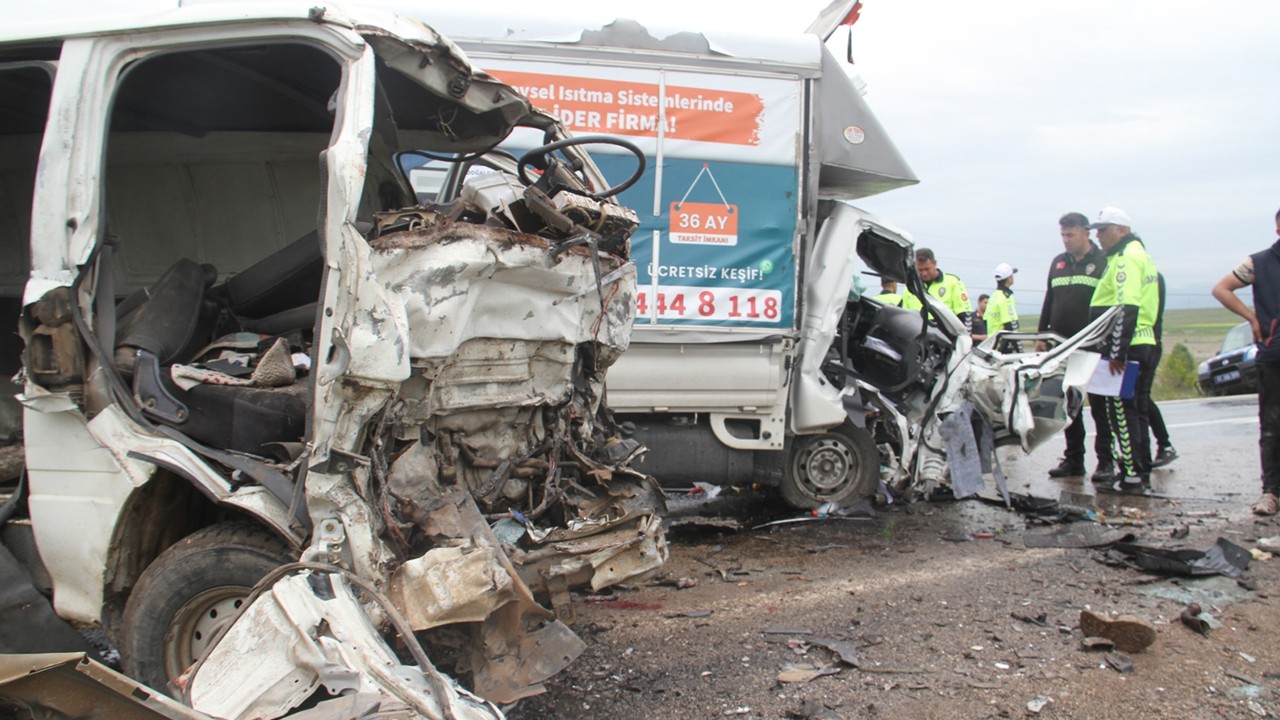 Konya’da tarım işçilerini taşıyan minibüs kaza yaptı: 2 ölü, 3 yaralı