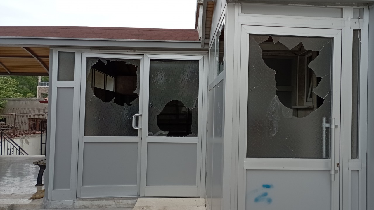 Karaman’da bir kişi kaldırım taşı ile caminin camlarını kırdı