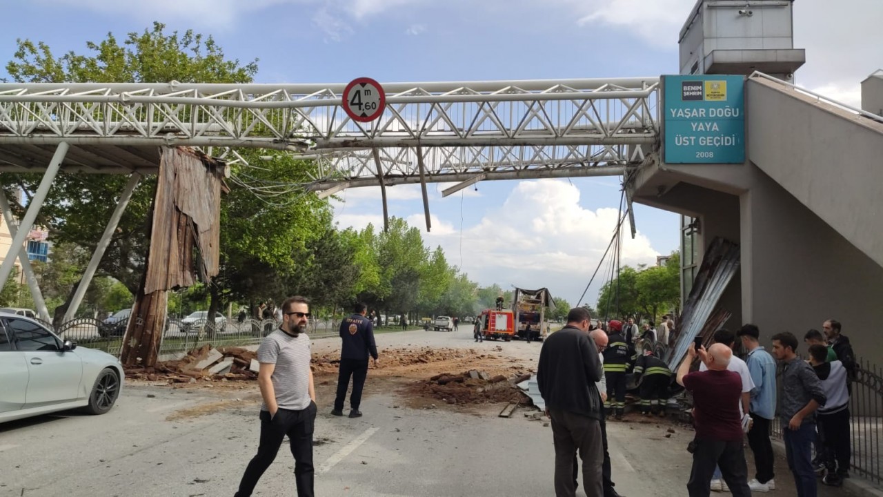 Konya'da TIR'ın çarpmasıyla yaya üst geçidi yıkıldı!