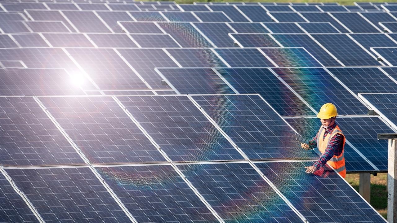 Güneş enerjisi yatırımları ilk kez petrol üretimi harcamalarını geride bırakacak