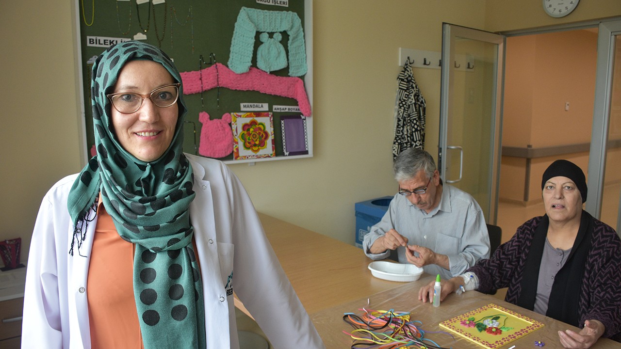 Konya’daki Büşra öğretmen hem annesine hem kanser hastalarına umut oluyor