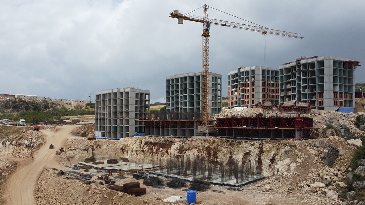 Depremzedeler için yapılan kalıcı konutların 4 blokunun kaba inşaatı bitti