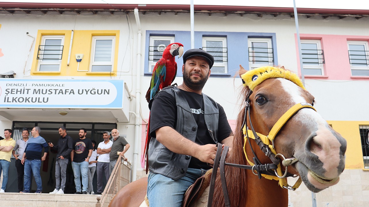 Seçmen, papağan ve atıyla oy kullanmaya geldi