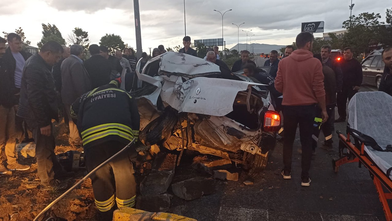 Konya’da iki otomobil çarpıştı,araç kağıt gibi ezildi: 1’i ağır 7 yaralı