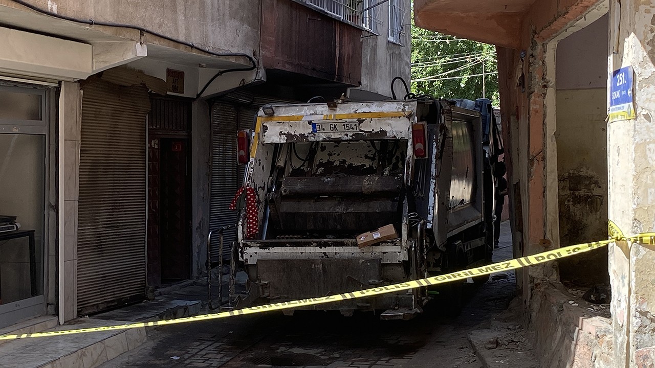 Belediyeye ait temizlik aracı maskeli kişilerce kundaklandı