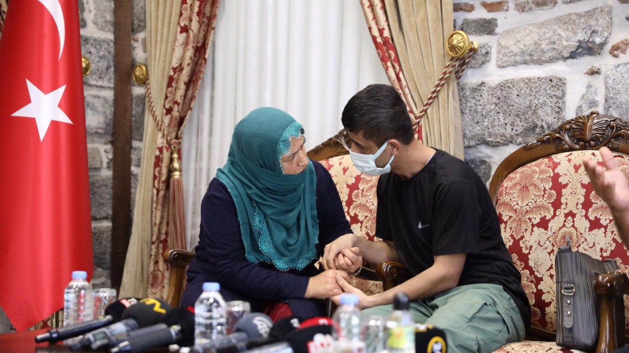 Diyarbakır annelerinden biri daha evladına kavuştu