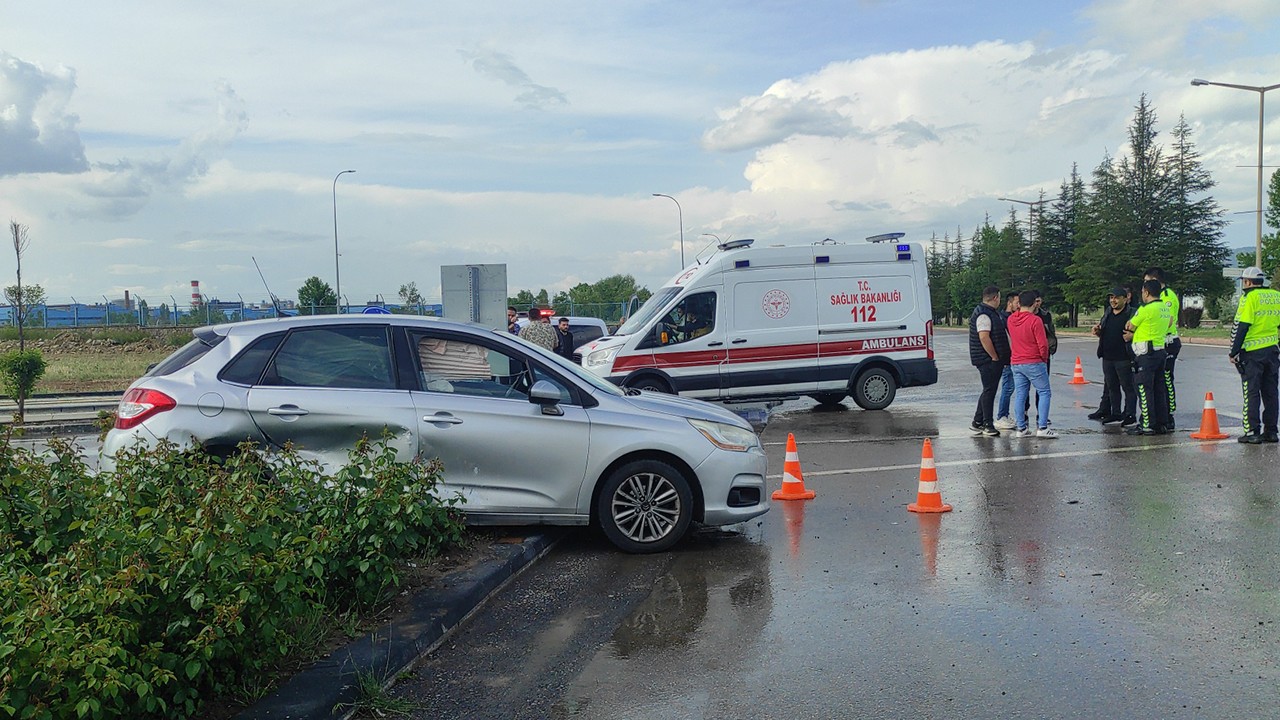 Konya'da otomobiller çarpıştı: 2 kişi yaralandı