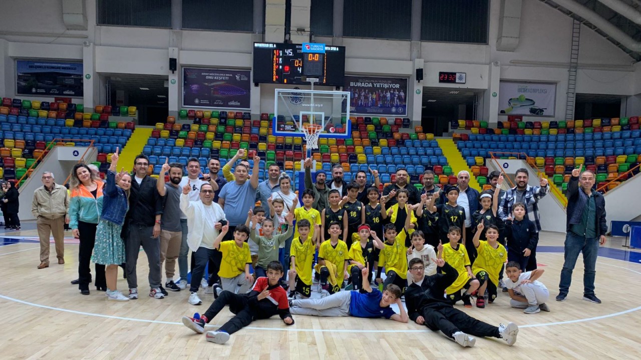 Büyükşehir Belediyespor basketbolda alt yaş kategorilerinde iki şampiyonluk birden kazandı